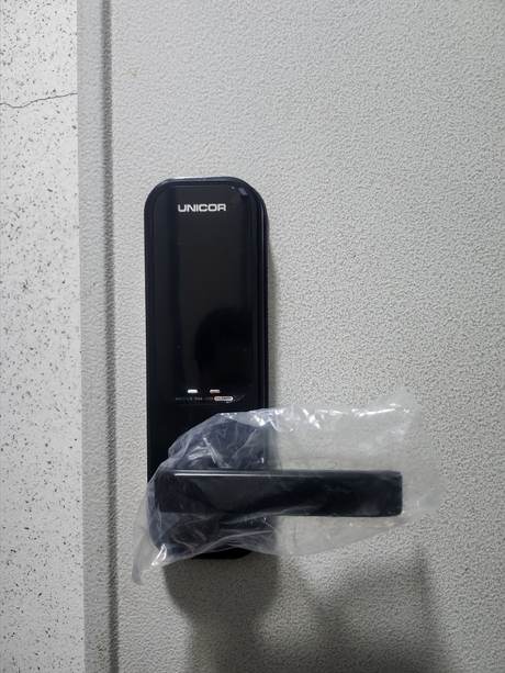 도어락 시공 완료 · 작동 확인